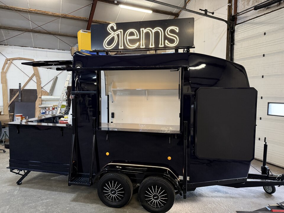Foodtruck met uitbouw GPTrailers.JPG