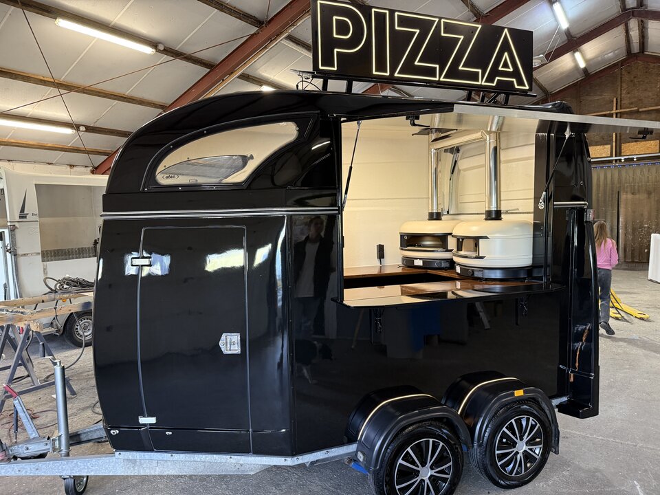 Pizza foodtruck.JPG