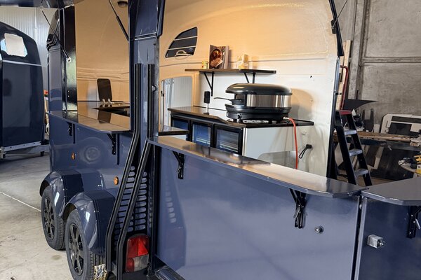 Ruime pizza foodtruck van paardentrailer 